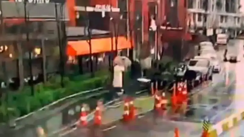 İstanbul’da Fırtınada Devrilen Tabelanın Altında Kalma Anları Kameralara Yansıdı