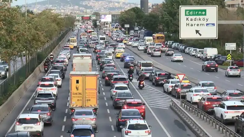 İstanbul'da Trafik Çilesi: Yoğunluk Yüzde 90'a Ulaşıyor!