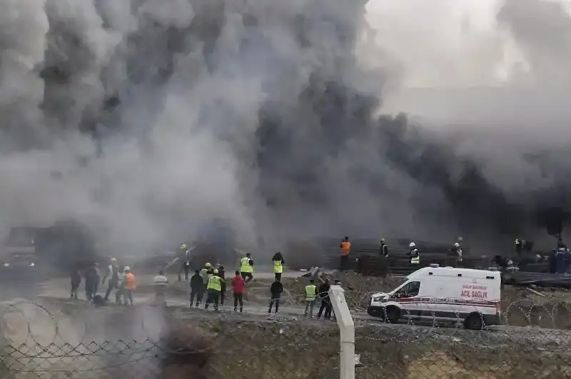 Esenyurt'ta İşçi Konteynerleri Korkunç Bir Yangınla Yandı