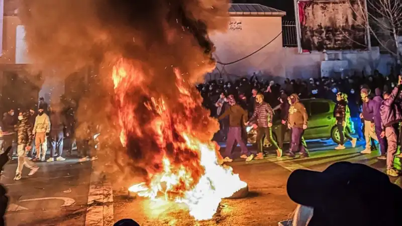 İran'daki Protestolar: Can Kaybı Neden 2000'i Aştı?