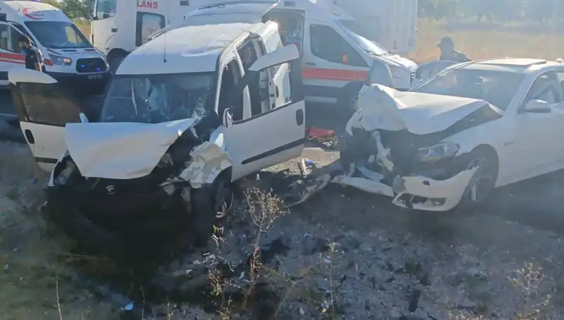 Nevşehir'de Faciadan Dönüldü: 14 Kişi Trafik Kazasında Yaralandı