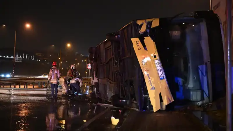 İstanbul’da Özel Halk Otobüsü Devrildi: Kazanın Perde Arkası Neler?