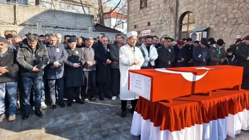 Şehit Cenazesinde Yürek Burkan Anlar: Baba Terliklerle Salih Etti