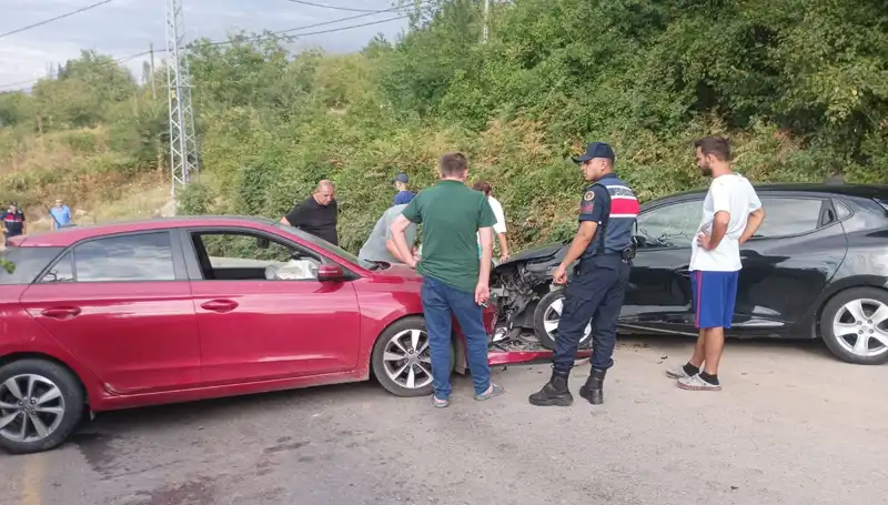 Karamürsel'de Trafik Kazası: Dört Yaralı, Araçlar Kullanılamaz Hale Geldi