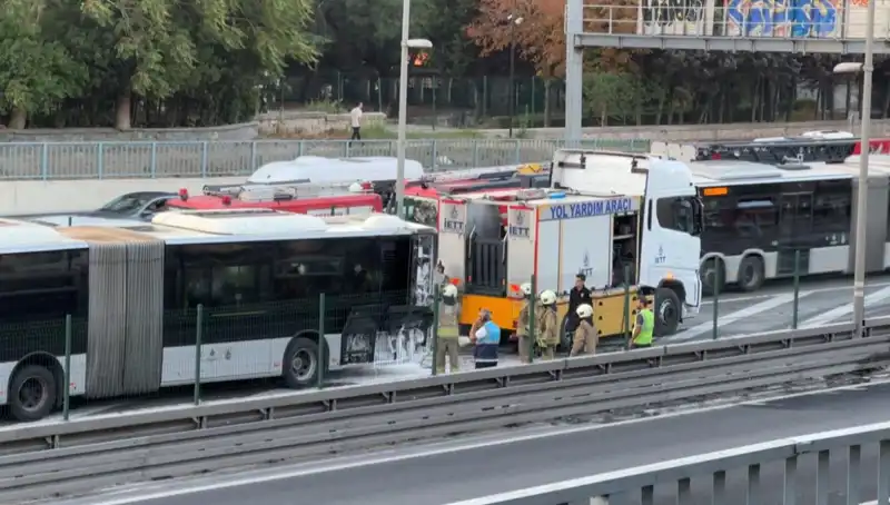 İstanbul Metrobüs Hattında Yangın: Trafik Karmakarışık!